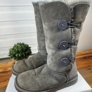 UGG BAILEY BUTTON TRIPLET II GREY SUEDE TALL SHEEPSKIN BOOTS SIZE 9